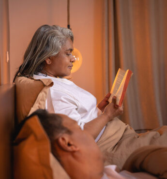 coucher vieille femme lis la bible